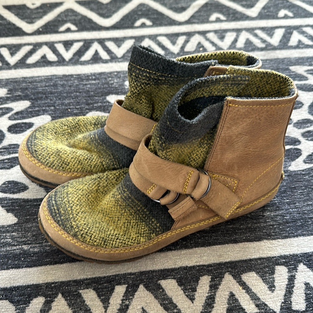 Sorel Yaquina Woven Moccasins